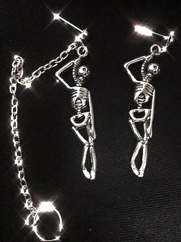 Aretes con dije de calavera con adorno de cadena-2