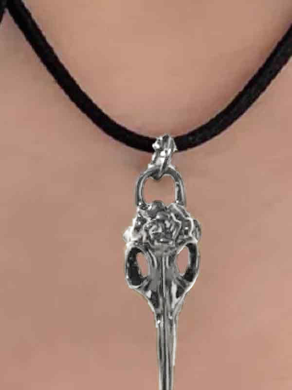 Gargantilla con colgante de calavera con cordones de terciopelo-1