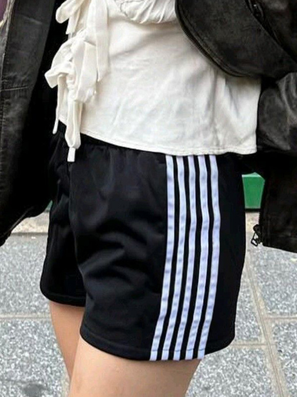 Pantalones cortos con estampado de rayas laterales-1