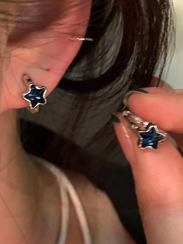 Pendiente de aro con estrella azul brillante-2